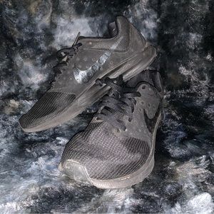 NEW, NEVER WORN NIKE SHOES!!